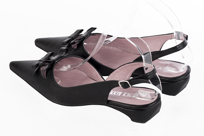 Satin black women's open back shoes, with a knot. Pointed toe. Flat kitten heels. Rear view - Florence KOOIJMAN